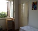 Großes Schlafzimmer mit Fenster